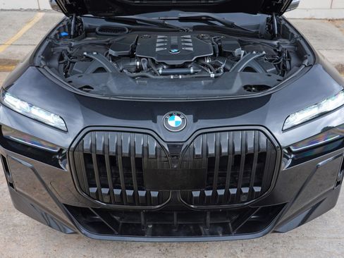 Used 2023 BMW 760i xDrive AWD/4WD image 8