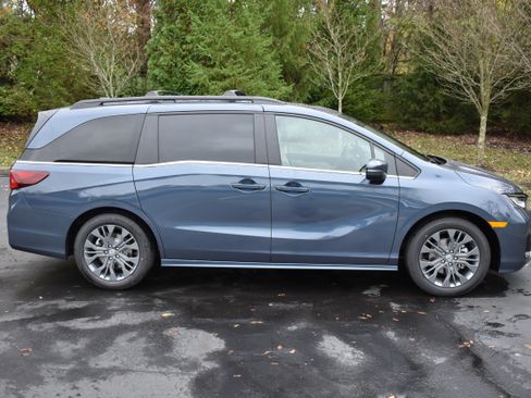 New 2026 Honda Odyssey Touring image 9