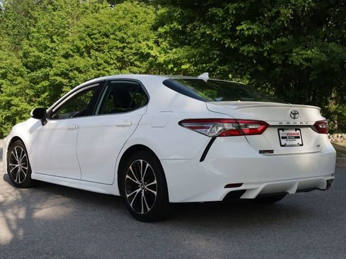 Used 2019 Toyota Camry SE FWD image 3