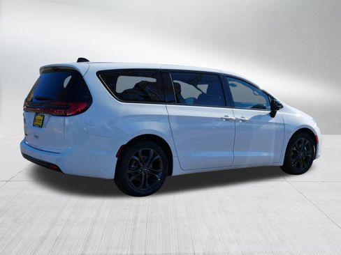 New 2026 Chrysler Pacifica Select image 5