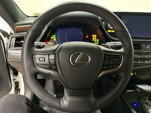 Used 2023 Lexus ES 300h w/ Premium Package image 18