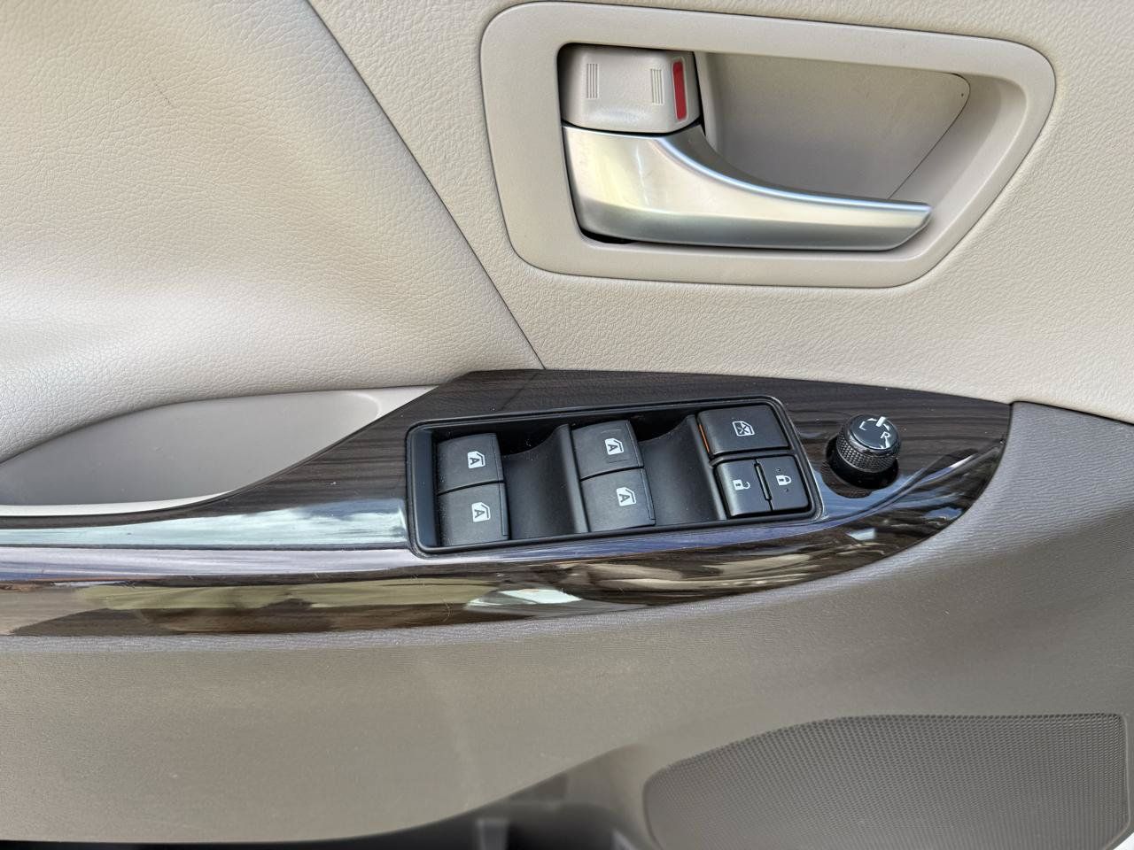 Used 2018 Toyota Sienna XLE w/ XLE Navigation Package FWD image 14