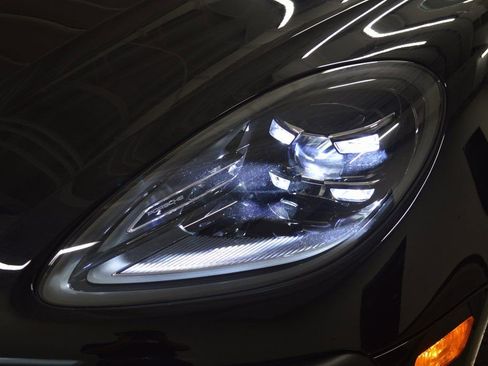 Certified 2025 Porsche Macan image 9