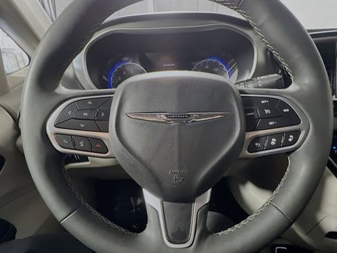 Used 2024 Chrysler Pacifica Touring-L FWD image 14