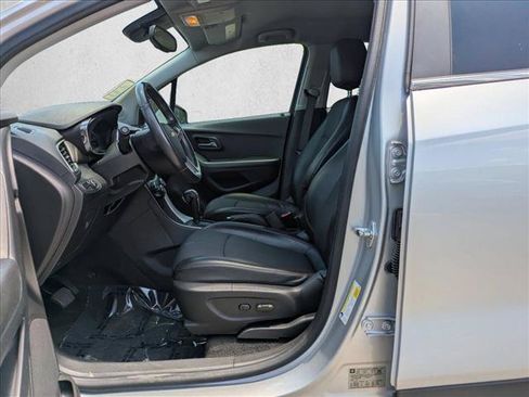 Used 2020 Chevrolet Trax LT w/ LT Convenience Package FWD image 9