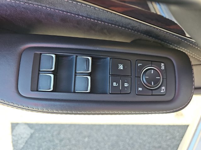 Used 2020 Lexus LS 500 w/ Interior Upgrade Package RWD image 32