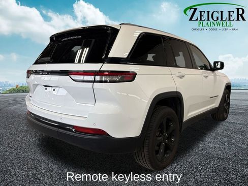 Used 2023 Jeep Grand Cherokee Altitude AWD/4WD image 5