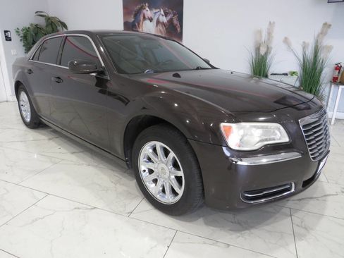 Used 2012 Chrysler 300 RWD image 2