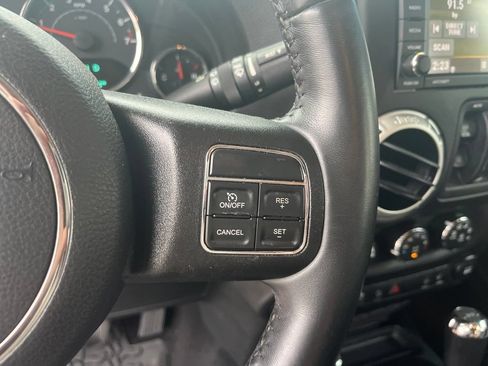 Used 2018 Jeep Wrangler Unlimited Sahara w/ Connectivity Group AWD/4WD image 15