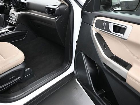 Used 2023 Ford Explorer XLT image 25