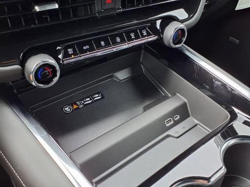 New 2025 Chevrolet Suburban Premier image 15