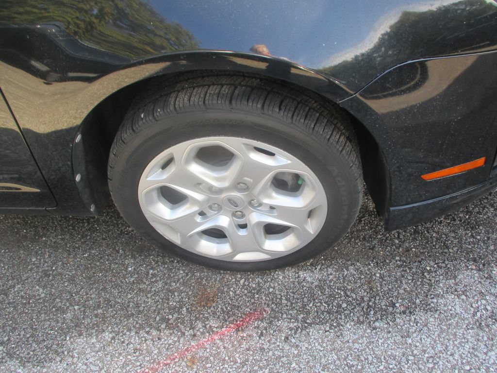 Used 2011 Ford Fusion SE FWD image 2