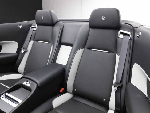 Used 2019 Rolls-Royce Dawn RWD image 38