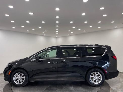 Used 2023 Chrysler Pacifica Touring-L image 4