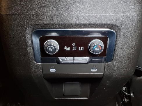 Used 2022 Chevrolet Suburban LT RWD image 15