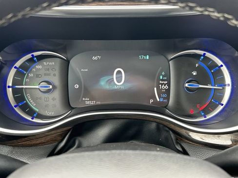 Used 2023 Chrysler Pacifica Limited FWD image 32