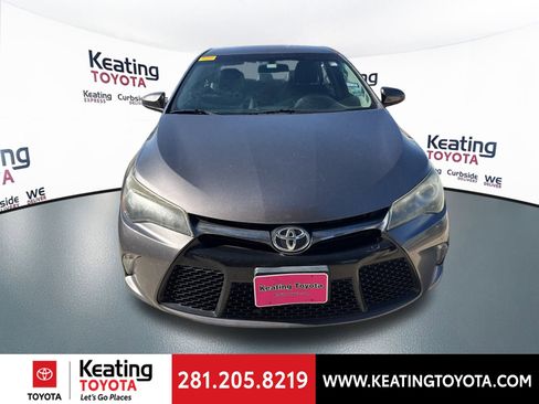 Used 2017 Toyota Camry SE image 2