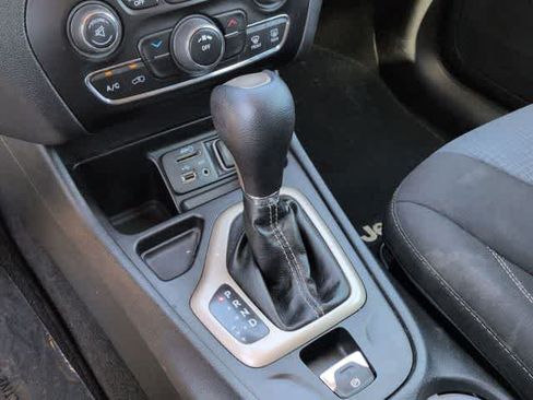 Used 2016 Jeep Cherokee Latitude FWD image 31