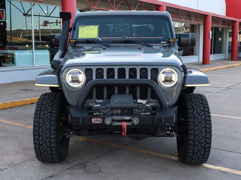 Used 2021 Jeep Gladiator Sport image 3