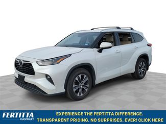Used 2022 Toyota Highlander XLE video 1
