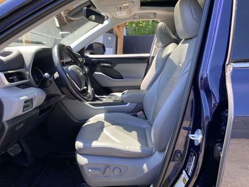 Used 2021 Toyota Highlander XLE AWD/4WD image 14