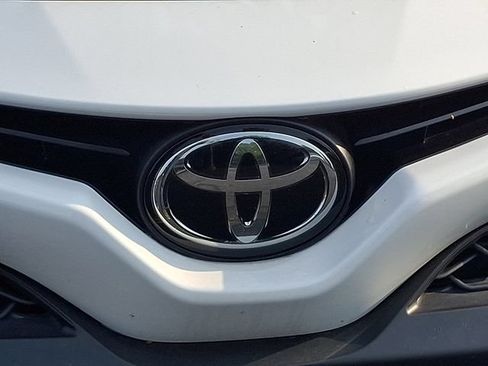 Used 2022 Toyota Camry SE FWD image 6