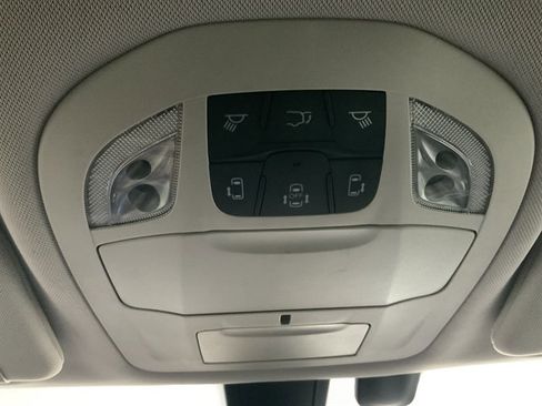 Used 2018 Chrysler Pacifica Touring-L image 33