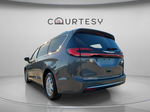Used 2021 Chrysler Pacifica Touring-L image 4