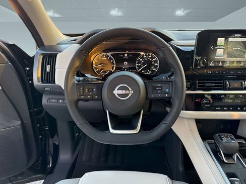 New 2025 Nissan Pathfinder SL image 24