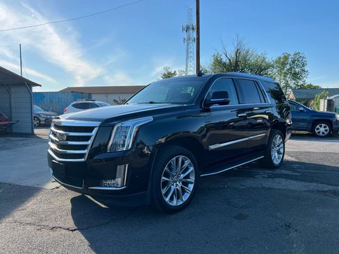 Used 2017 Cadillac Escalade Luxury AWD/4WD image 3