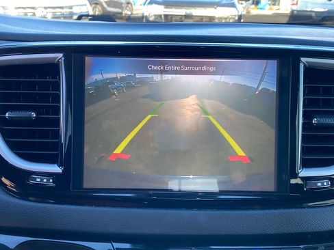 Used 2023 Chrysler Pacifica Touring-L FWD image 16