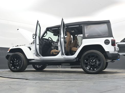 Used 2022 Jeep Wrangler Unlimited Sahara image 40
