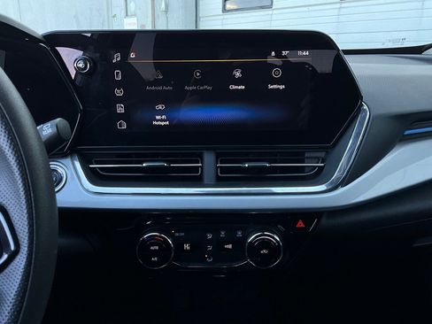 Used 2025 Chevrolet Trax LT image 23