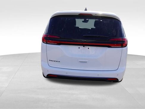New 2026 Chrysler Pacifica Select image 4