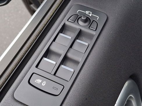 Used 2018 Land Rover Discovery Sport HSE image 24