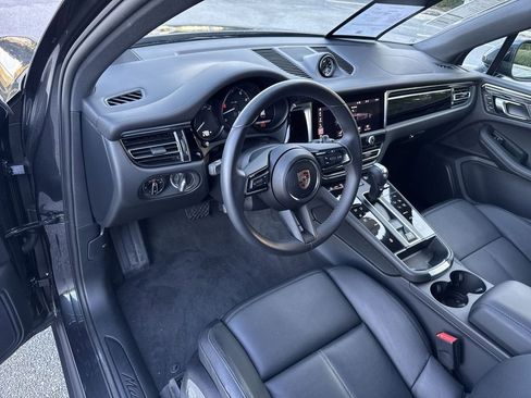 Certified 2025 Porsche Macan AWD/4WD image 4