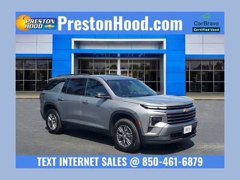 Used 2025 Chevrolet Traverse LT FWD image 1