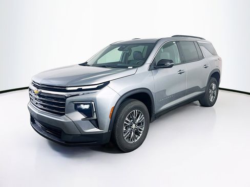 Used 2025 Chevrolet Traverse LT image 3