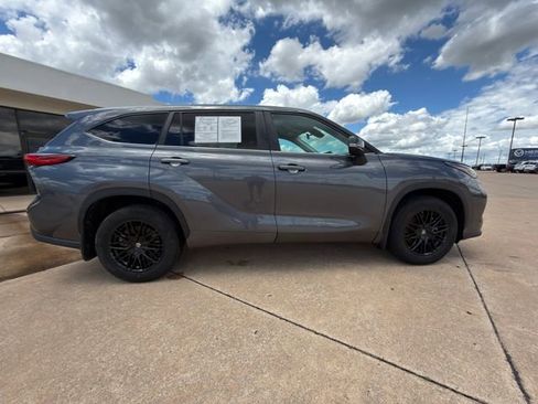 Used 2023 Toyota Highlander LE FWD image 19
