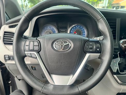 Used 2017 Toyota Sienna XLE w/ XLE Navigation Package FWD image 32