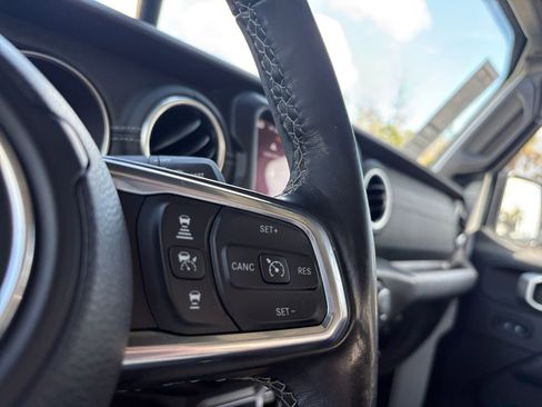 Used 2020 Jeep Gladiator Overland image 16