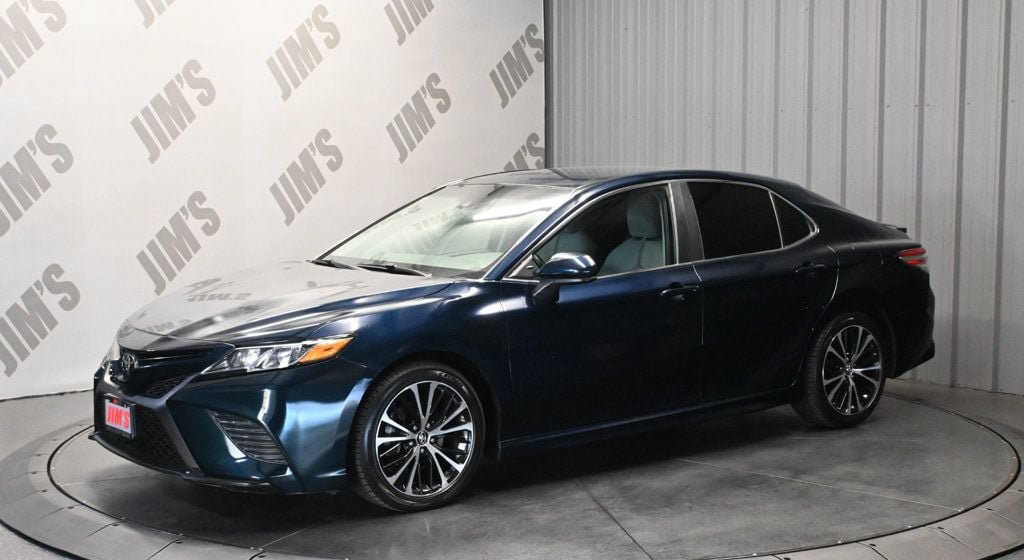 Used 2018 Toyota Camry SE FWD image 1
