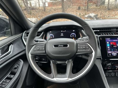 New 2025 Jeep Grand Cherokee Altitude image 11