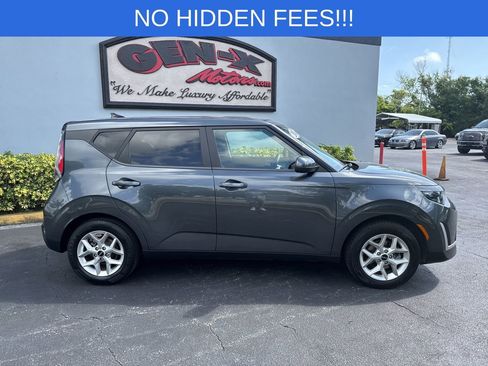 Used 2023 Kia Soul LX w/ LX Technology Package FWD image 2