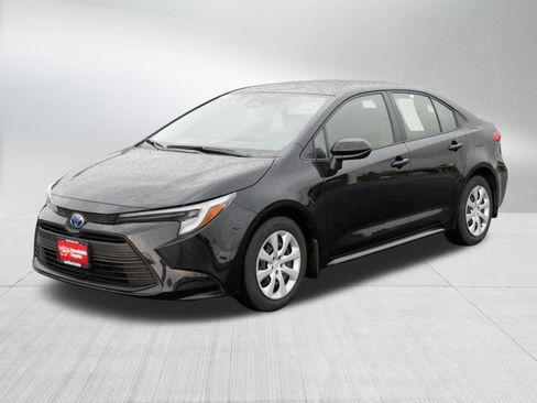 Certified 2025 Toyota Corolla LE FWD image 3