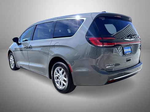 Used 2025 Chrysler Pacifica Select image 7