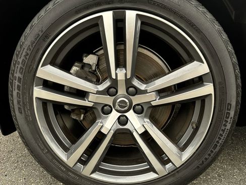 Used 2021 Volvo XC60 T6 Momentum w/ Premium Package image 10