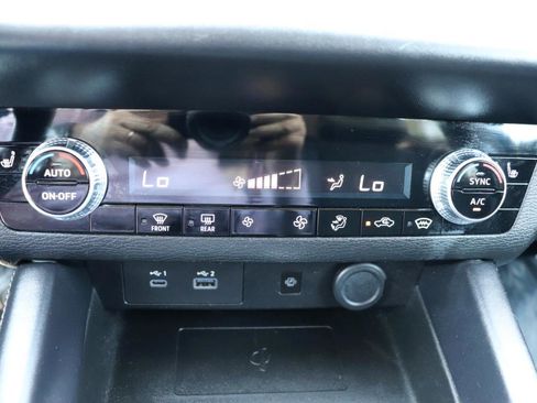 Used 2024 Mitsubishi Outlander AWD image 40