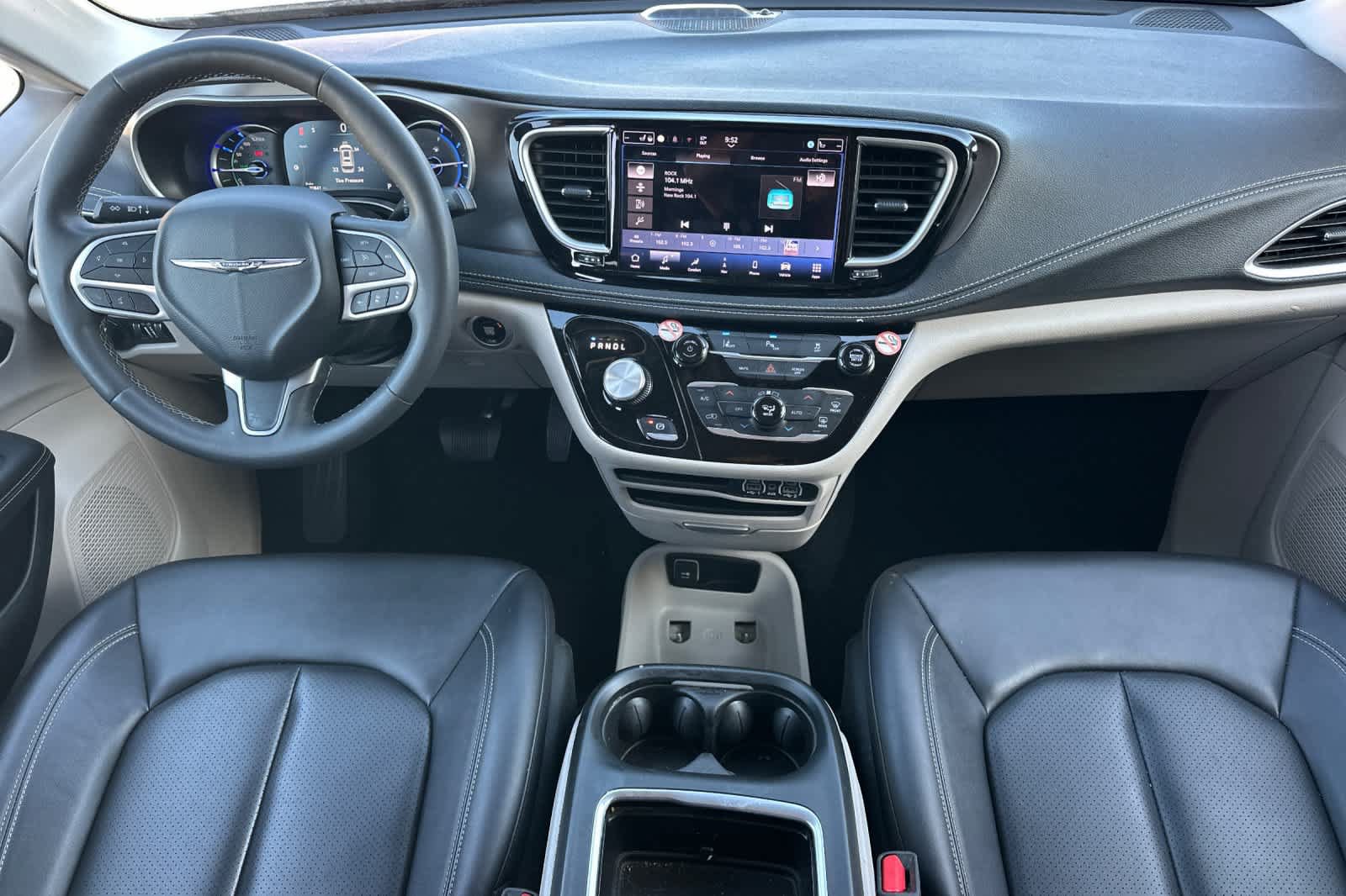 Used 2024 Chrysler Pacifica Limited FWD image 3