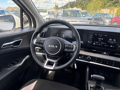Used 2025 Kia Sportage LX image 32